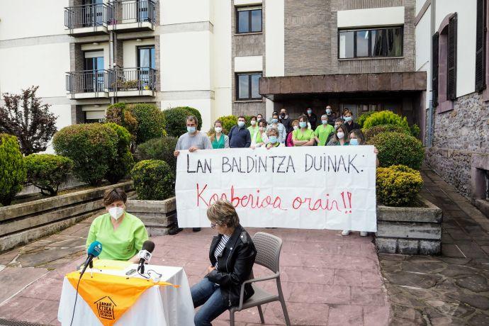 Miembros del Comité de Empresa y trabajadores de la residencia de ancianos en la rueda de prensa.