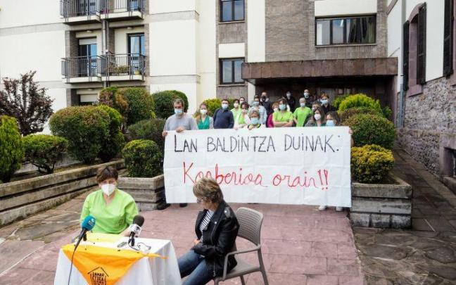 Miembros del Comité de Empresa y trabajadores de la residencia de ancianos en la rueda de prensa.