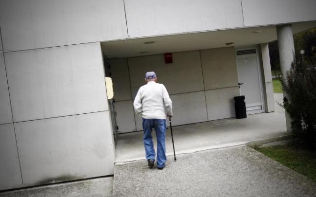 Un hombre mayor se aproxima a su residencia.