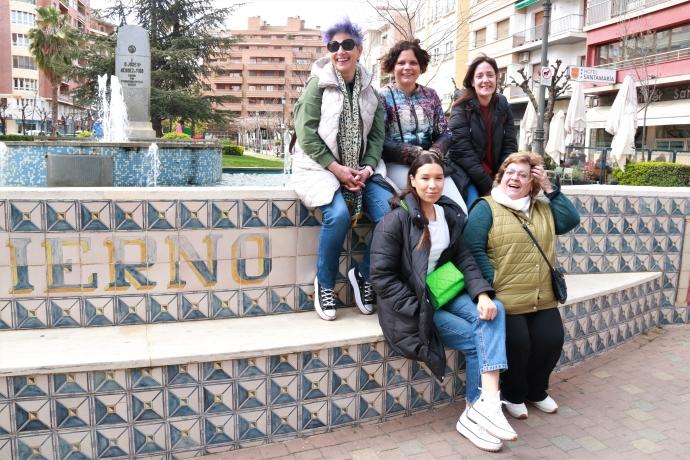 Marta Prieto, Verónica Sola y Laura Magaña (arriba), Sara Lamrani y Azucena López (abajo) en el paseo de Invierno de Tudela