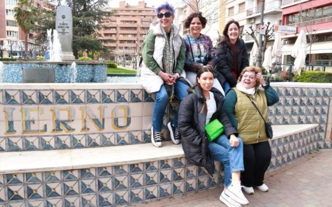Marta Prieto, Verónica Sola y Laura Magaña (arriba), Sara Lamrani y Azucena López (abajo) en el paseo de Invierno de Tudela Marta Prieto, Verónica Sola y Laura Magaña (arriba), Sara Lamrani y Azucena López (abajo) en el paseo de Invierno de Tudela