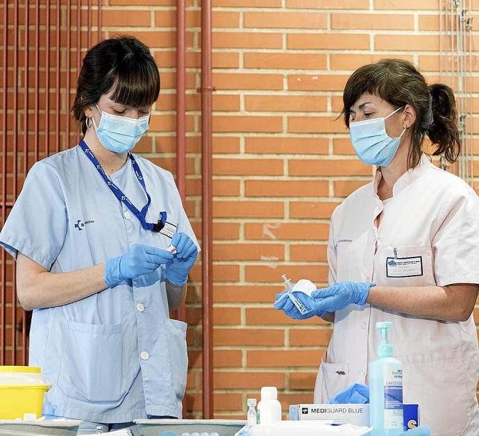 Dos sanitarias preparan las primeras dosis de la vacuna contra el virus en la residencia Ajuria. Foto: Irekia