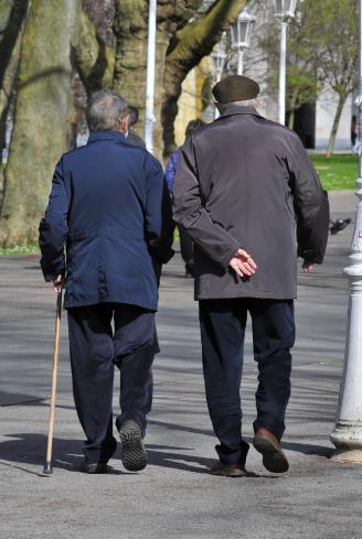 En la imagen, dos personas mayores paseando por Billbao.