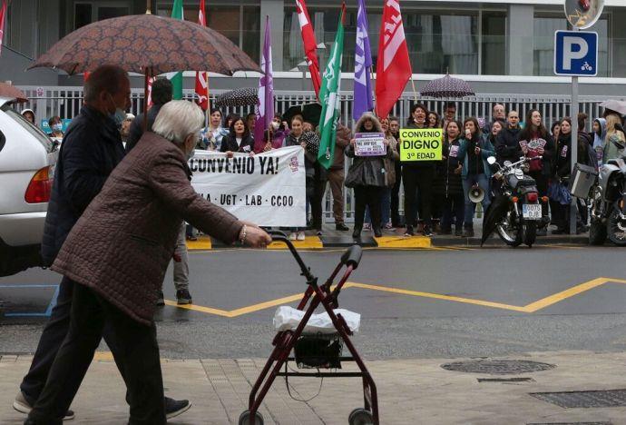 Dos mujeres observan la protesta en la calle Gayarre, de Pamplona.