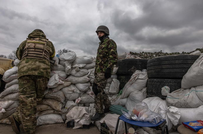 Miembros de las Fuerzas de Defensa Territorial en un puesto de control en el frente oriental de Kiev.