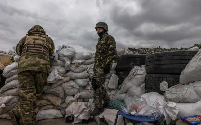 Miembros de las Fuerzas de Defensa Territorial en un puesto de control en el frente oriental de Kiev.