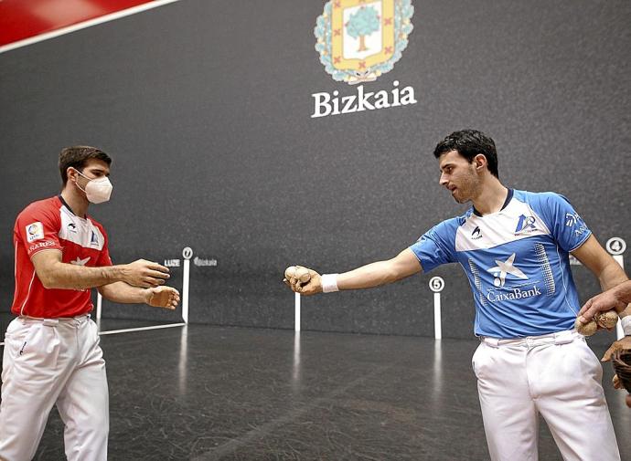 Zabaleta y Altuna III, durante la elección de ayer en el frontón Bizkaia. Foto: Borja Guerrero