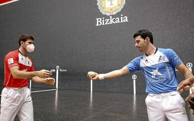 Zabaleta y Altuna III, durante la elección de ayer en el frontón Bizkaia. Foto: Borja Guerrero