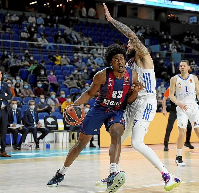Enoch, autor de 11 puntos frente al Real Madrid, trata de superar la defensa del exbaskonista Vincent Poirier en un momento del duelo disputado ayer en el coliseo blanco. Foto: Euroliga