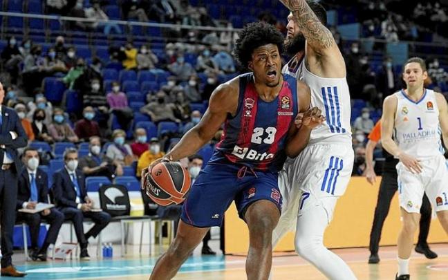 Enoch, autor de 11 puntos frente al Real Madrid, trata de superar la defensa del exbaskonista Vincent Poirier en un momento del duelo disputado ayer en el coliseo blanco. Foto: Euroliga