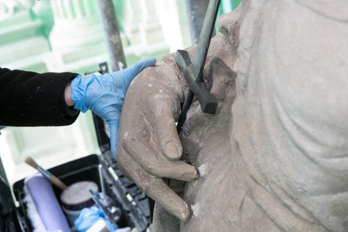 Restaurada la estatua de la Justicia, en la fachada del Ayuntamiento de Pamplona, que sufrió un acto vandálico en abril