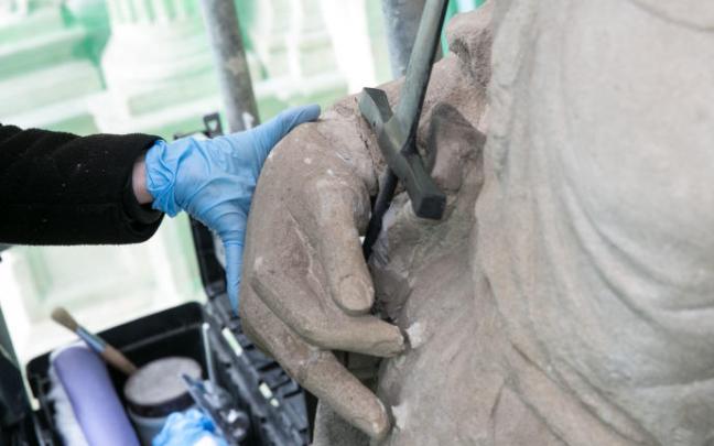 Restaurada la estatua de la Justicia, en la fachada del Ayuntamiento de Pamplona, que sufrió un acto vandálico en abril