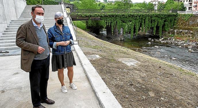 Antonio Aiz, director general de URA, y la edil Mari Jose Izagirre, en el nuevo paseo fluvial. Foto: J.I. Unanue