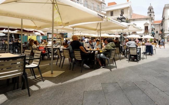 Clientes en la terraza de un restaurante. Clientes en la terraza de un restaurante.