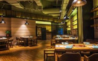 Interior de un restaurante con las mesas preparadas para comer. Interior de un restaurante con las mesas preparadas para comer.