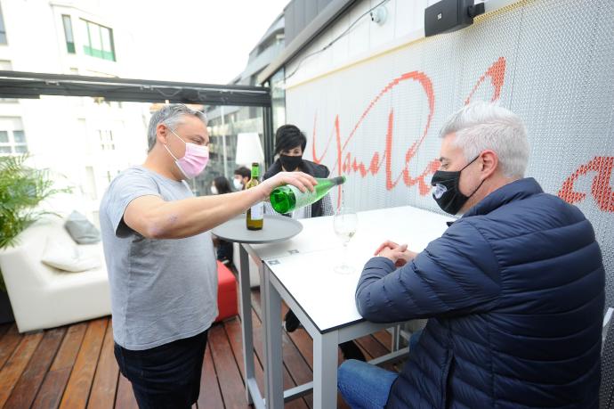 El chef Ricardo Pérez sirve una copa en la terraza del Yandiola en Bilbao.