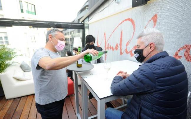 El chef Ricardo Pérez sirve una copa en la terraza del Yandiola en Bilbao. El chef Ricardo Pérez sirve una copa en la terraza del Yandiola en Bilbao.