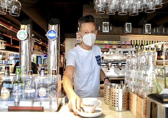 Interior de las mesas de los gastrobares del mercado de Abastos de Vitoria. Foto: Jorge Muñoz