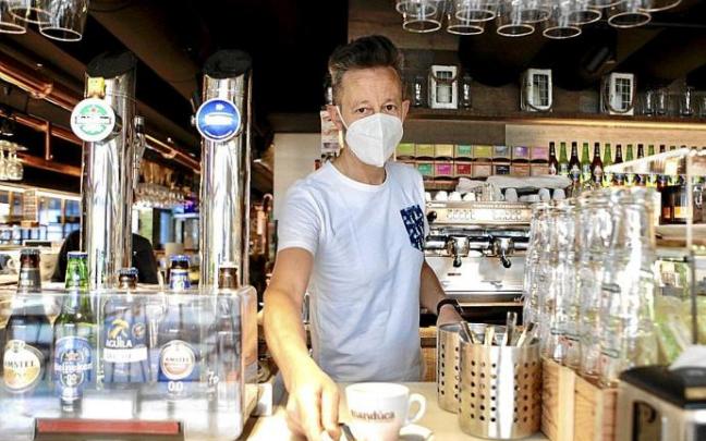 Interior de las mesas de los gastrobares del mercado de Abastos de Vitoria. Foto: Jorge Muñoz