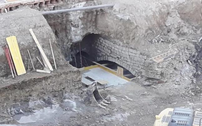 Estructura de refuerzo sobre la que se ha colocado una grúa. Estructura de refuerzo sobre la que se ha colocado una grúa.