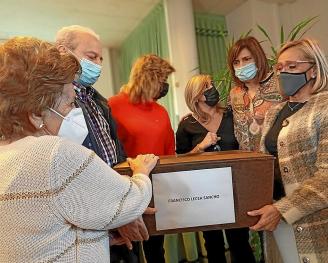 Momento de la entrega a los familiares de los restos de Francisco Lecea.