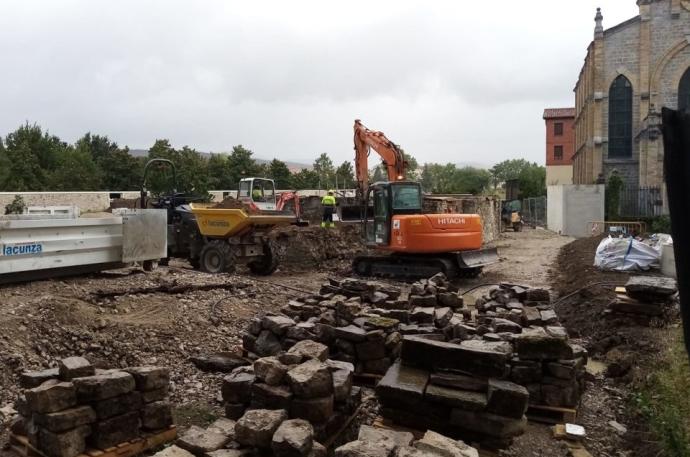 El Ayuntamiento de Pamplona alega que paralizó a finales de julio las obras en la Noria de Sangre de la Magdalena cuando en realidad las excavadoras continuaron hasta ayer al mediodía