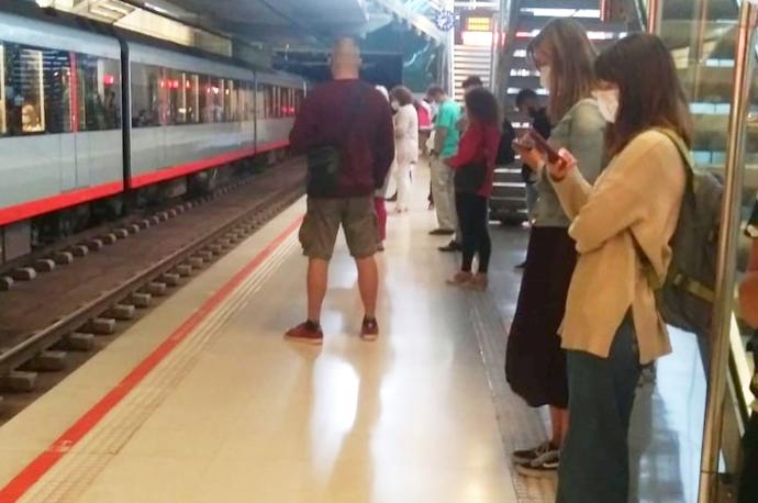 El servicio de metro registra retrasos de varios minutos