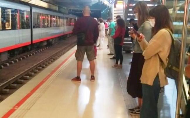 El servicio de metro registra retrasos de varios minutos El servicio de metro registra retrasos de varios minutos