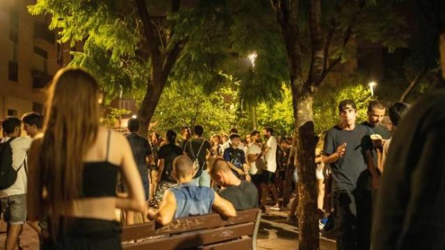 Grupos de jóvenes reunidos en el barrio de Gràcia en Barcelona.