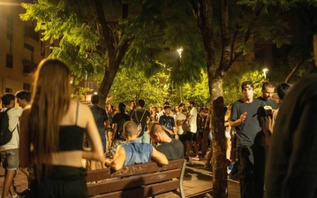 Grupos de jóvenes reunidos en el barrio de Gràcia en Barcelona. Grupos de jóvenes reunidos en el barrio de Gràcia en Barcelona.