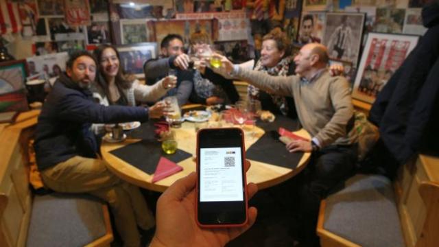 La exigencia del pasaporte covid en la hostelería entró en vigor el pasado 4 de diciembre, en vísperas del puente de la Inmaculada. La exigencia del pasaporte covid en la hostelería entró en vigor el pasado 4 de diciembre, en vísperas del puente de la Inmaculada.