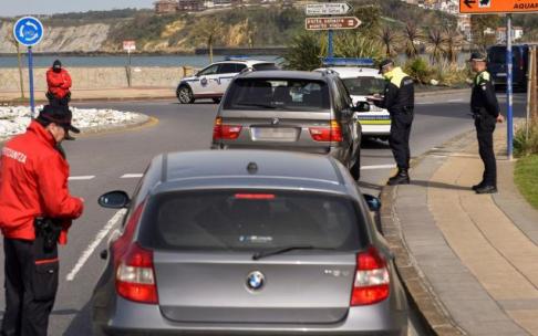 Imagen de archivo de controles policiales para evitar la movilidad. Imagen de archivo de controles policiales para evitar la movilidad.