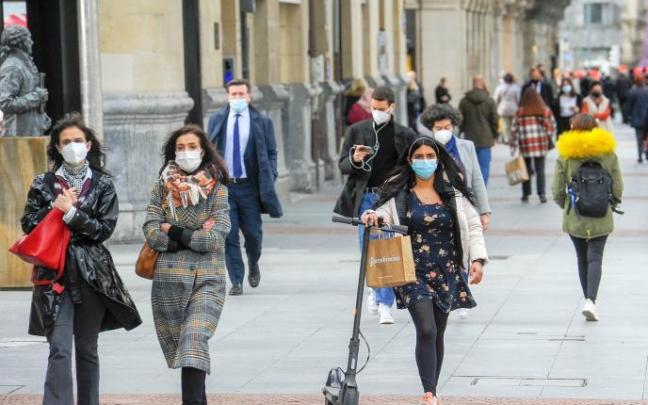 Personas caminando por el centro de Bilbao.