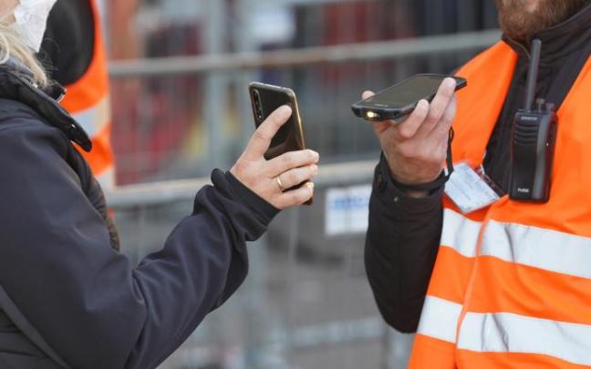 Una mujer enseña su pase covid en Múnich.