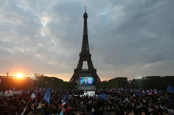 Cientos de franceses celebran la victoria de Macron ante la Torre Eiffel.