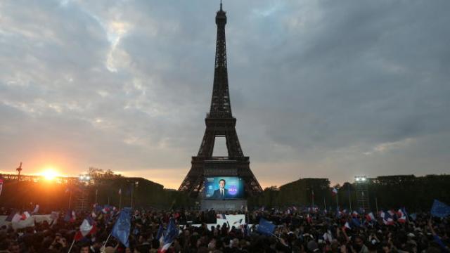 Cientos de franceses celebran la victoria de Macron ante la Torre Eiffel.