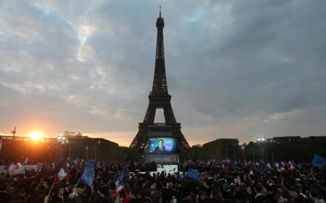 Cientos de franceses celebran la victoria de Macron ante la Torre Eiffel.