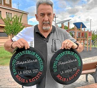 Roberto Ruiz con las txapelas del Torneo Interpueblos.