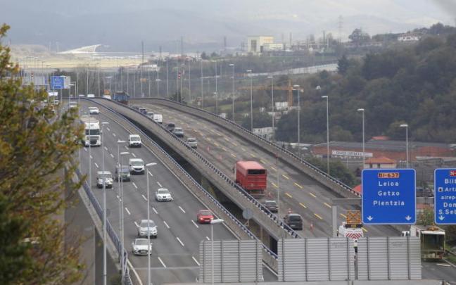 Retenciones en la A8 a la altura del puente Rontegi por obras Retenciones en la A8 a la altura del puente Rontegi por obras