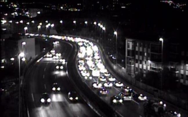 Retenciones en el puente de Rekalde.