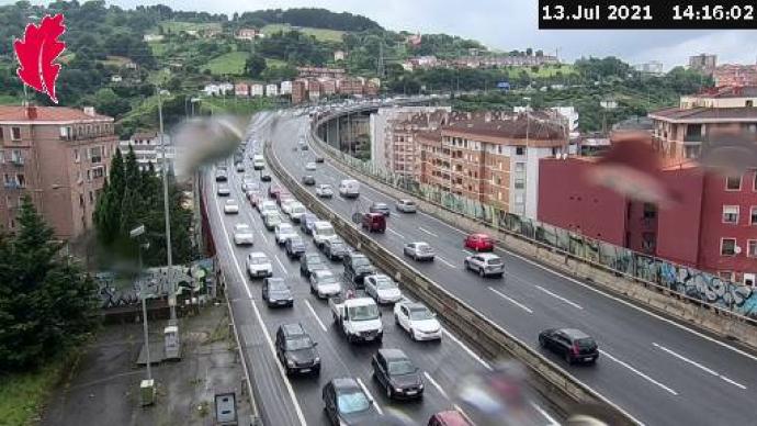 Dos accidentes están complicando la circulación en Bizkaia