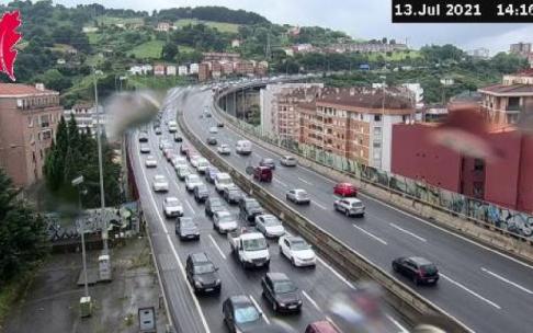 Dos accidentes están complicando la circulación en Bizkaia