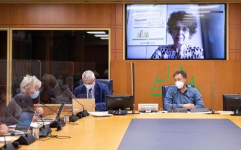 La Comisión de Salud del Parlamento Vasco acogió ayer miércoles, a petición de EH Bildu, la comparecencia telemática de Itziar Larizgoitia para informar sobre los criterios de vacunación. La Comisión de Salud del Parlamento Vasco acogió ayer miércoles, a petición de EH Bildu, la comparecencia telemática de Itziar Larizgoitia para informar sobre los criterios de vacunación.
