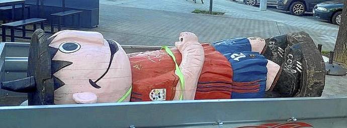 La imagen de Rojillo, desmontada ayer de su emplazamiento, en un remolque. Foto: Instagram