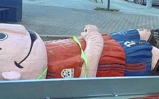 La imagen de Rojillo, desmontada ayer de su emplazamiento, en un remolque. Foto: Instagram