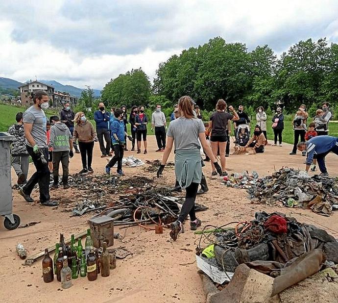 Clasificación de los residuos retirados del parque. Foto: N.G.