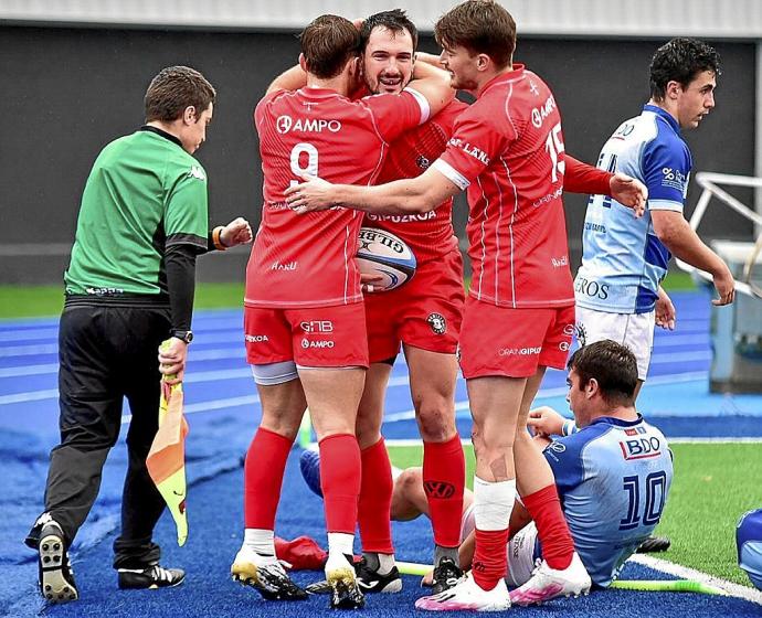 Lescano, Julen Goia y Tomás Jorge celebran un ensayo del idiazabaldarra ante el Complutense Cisneros.