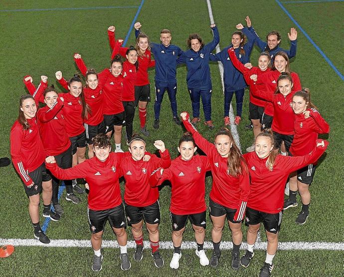 La plantilla y cuerpo técnico de Osasuna Femenino B posa antes del entrenamiento de este miércoles.