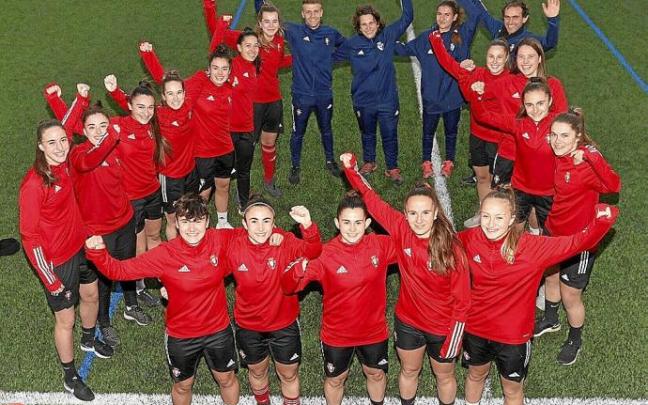 La plantilla y cuerpo técnico de Osasuna Femenino B posa antes del entrenamiento de este miércoles. La plantilla y cuerpo técnico de Osasuna Femenino B posa antes del entrenamiento de este miércoles.