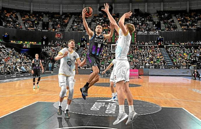 Valentin Bigote penetra a canasta en el duelo de la primera vuelta ante el Monbus Obradoiro. Foto: Pablo Viñas